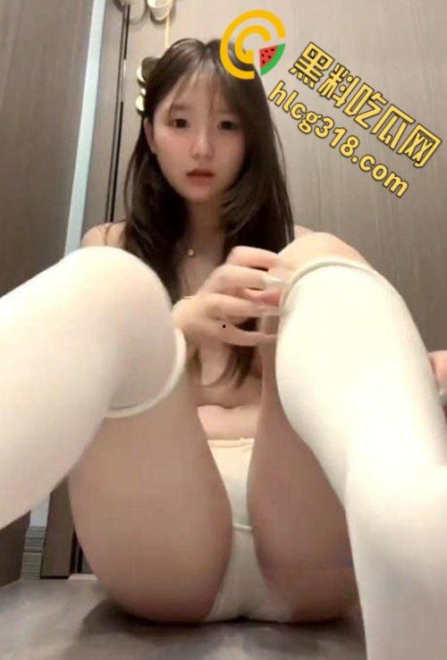 福州信息技术学院【冯朝】，分手被男友曝光自拍视频！对镜自拍粉嫩肉穴，饱满双峰太嫩了 ！-6