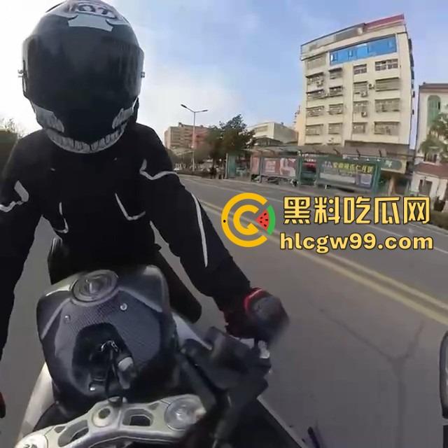 女骑士惨遭粗口boy暴风输出，过个马路直接破防，被街头国粹连招骂懵，全程高能输出不带重样！-11