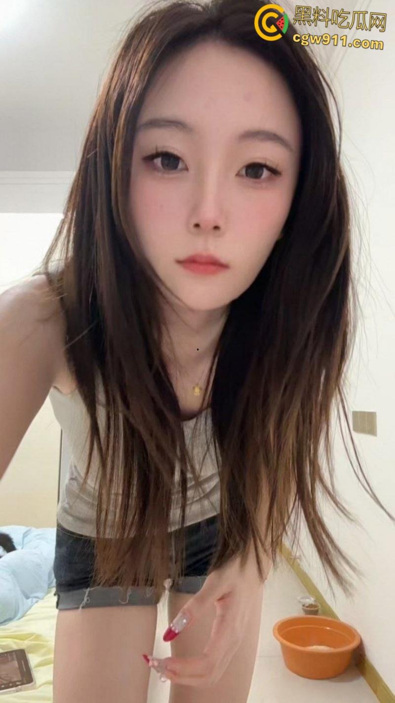 推特反差婊【不吃草莓】，大尺度露脸裸舞，美乳制服白虎母狗，开档黑丝劲爆骚舞，上演极致魅惑挑逗！-4