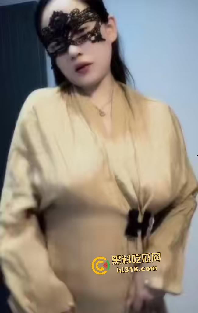 抖音擦边主播【一个小球球】穿睡衣跳骚舞，不知不觉脱光两个奶子掉出来，这大得可以去当奶牛了！-5