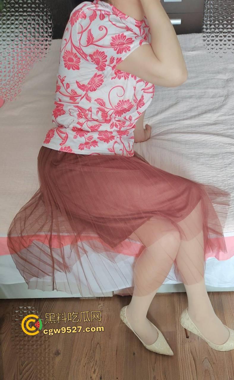 海角大神再刷战绩！继父钓鱼不在家，肥臀妈妈被黄瓜鸡儿轮番插爆，丝袜脚高潮喷白沫！-2