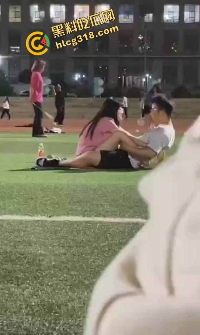云南丽江师范大学操场，骚情侣忍不住当众开doi，全校围观操场不是艹场，野战直接干出圈！-10