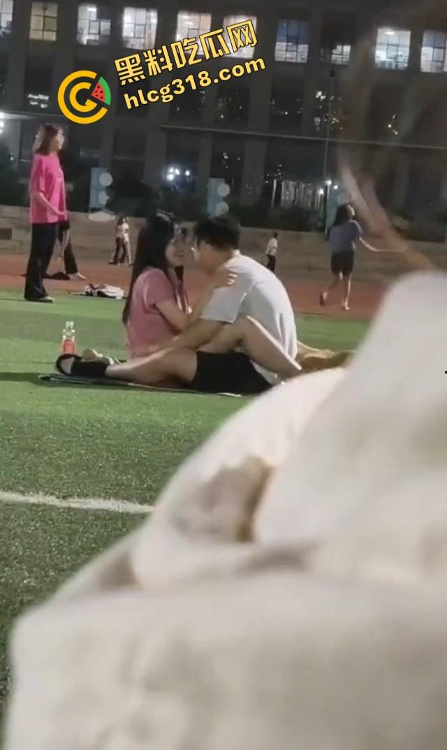 云南丽江师范大学操场，骚情侣忍不住当众开doi，全校围观操场不是艹场，野战直接干出圈！-11