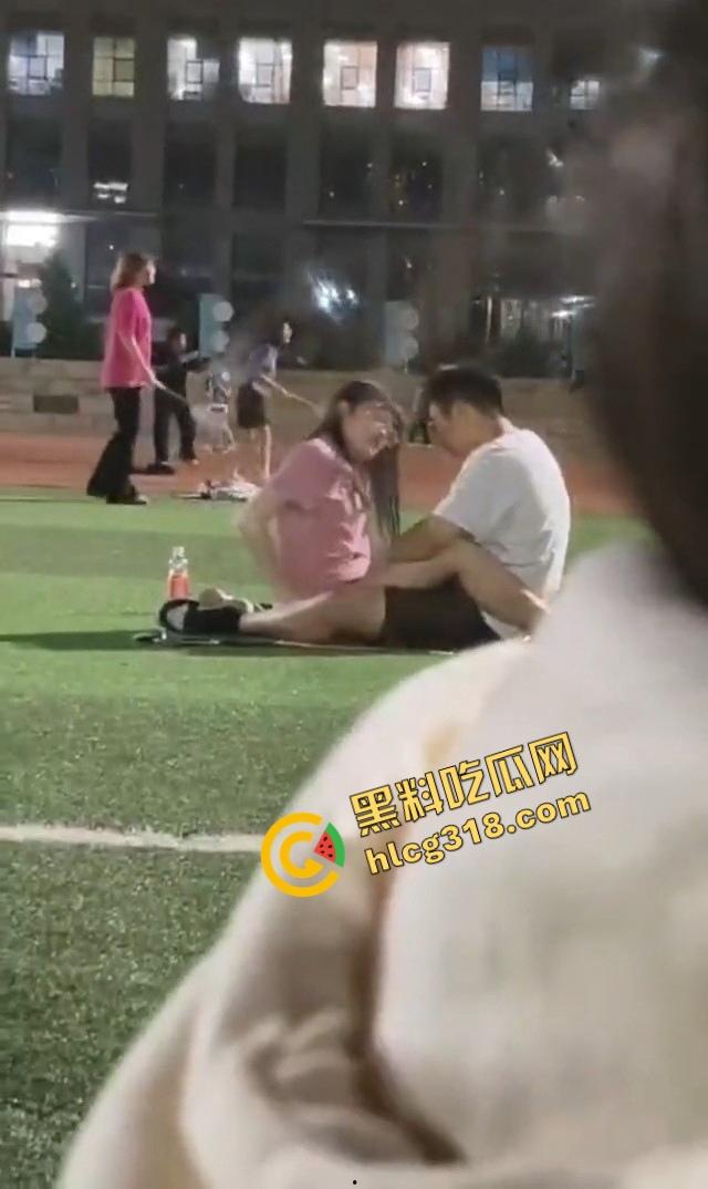 云南丽江师范大学操场，骚情侣忍不住当众开doi，全校围观操场不是艹场，野战直接干出圈！-13