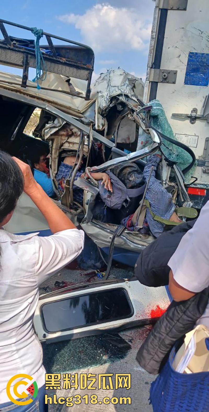 车祸没死脸却没了!印尼发生惨烈车祸,超速行驶失控撞上货车,乘客全部死亡司机面目全非!-1