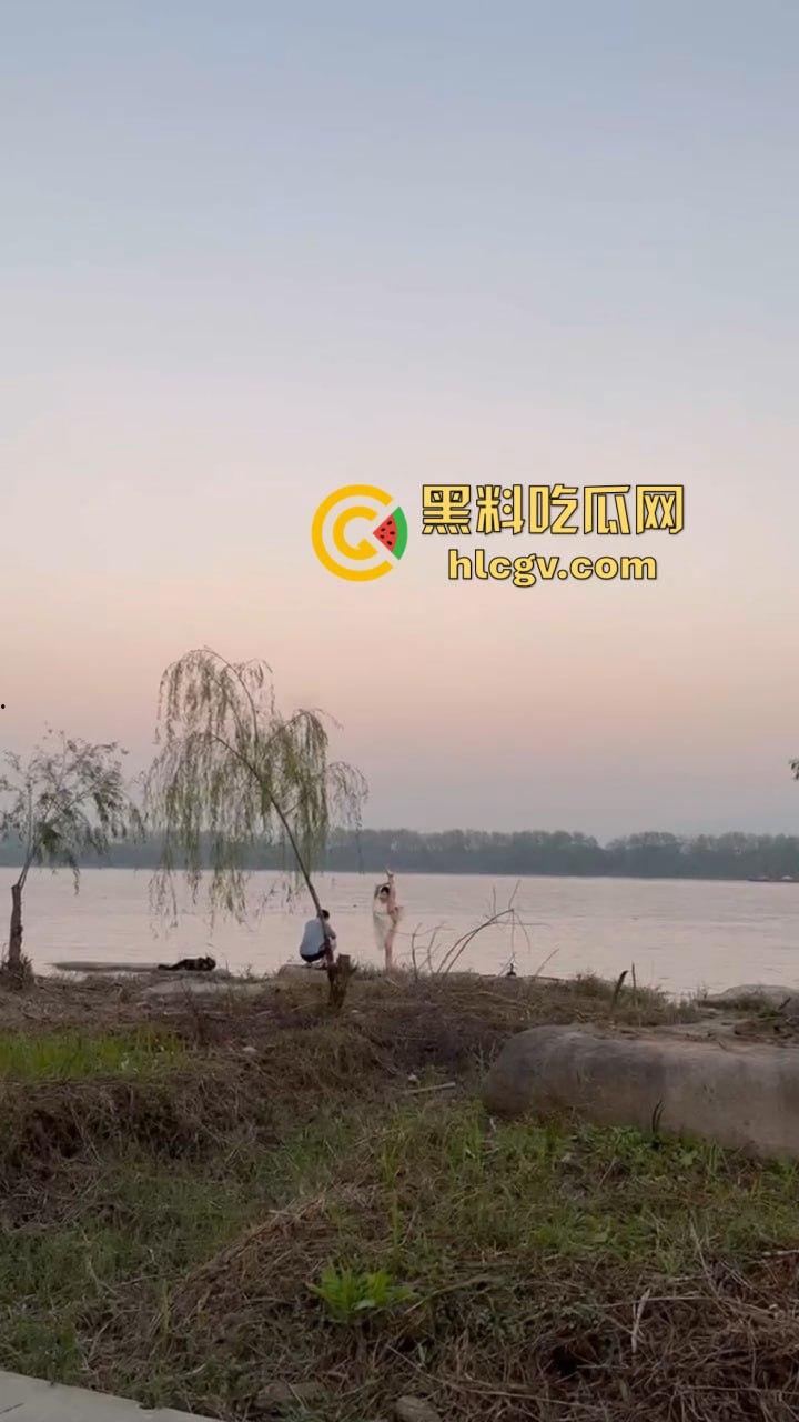 骚气人妻湖边写真骚到冒泡!穿薄纱大劈一字马,这骚架势把路人都看傻了,怪不得老公快秃了!-2