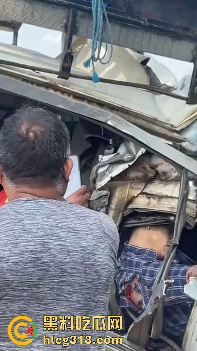 车祸没死脸却没了!印尼发生惨烈车祸,超速行驶失控撞上货车,乘客全部死亡司机面目全非!-3