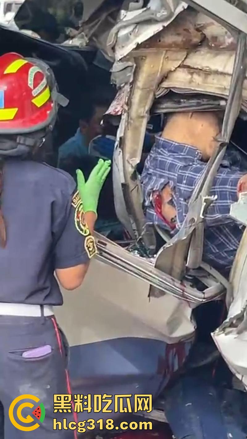 车祸没死脸却没了!印尼发生惨烈车祸,超速行驶失控撞上货车,乘客全部死亡司机面目全非!-5