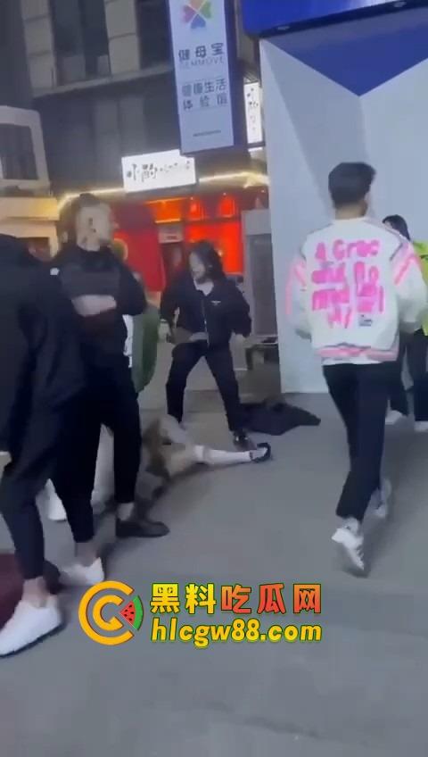 哈尔滨精神小伙大战精神小妹,化最丑的妆打最狠的架,地上全是血,社会摇直接进化成血战街头!-6