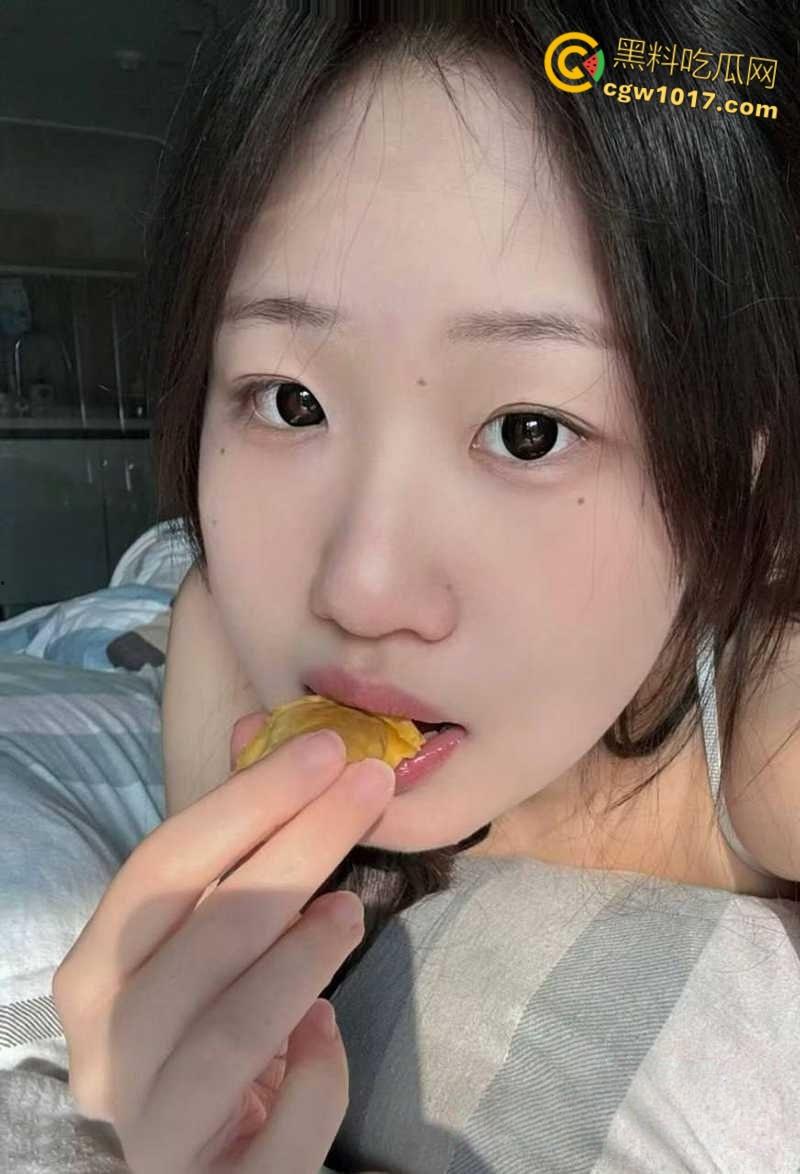 上海大奶甜妹【马雪莹】清纯少女初尝禁果，拍露脸裸片撩拨求操，玩骑乘后入被指奸撩阴，挨操还会吸吮手指！-4