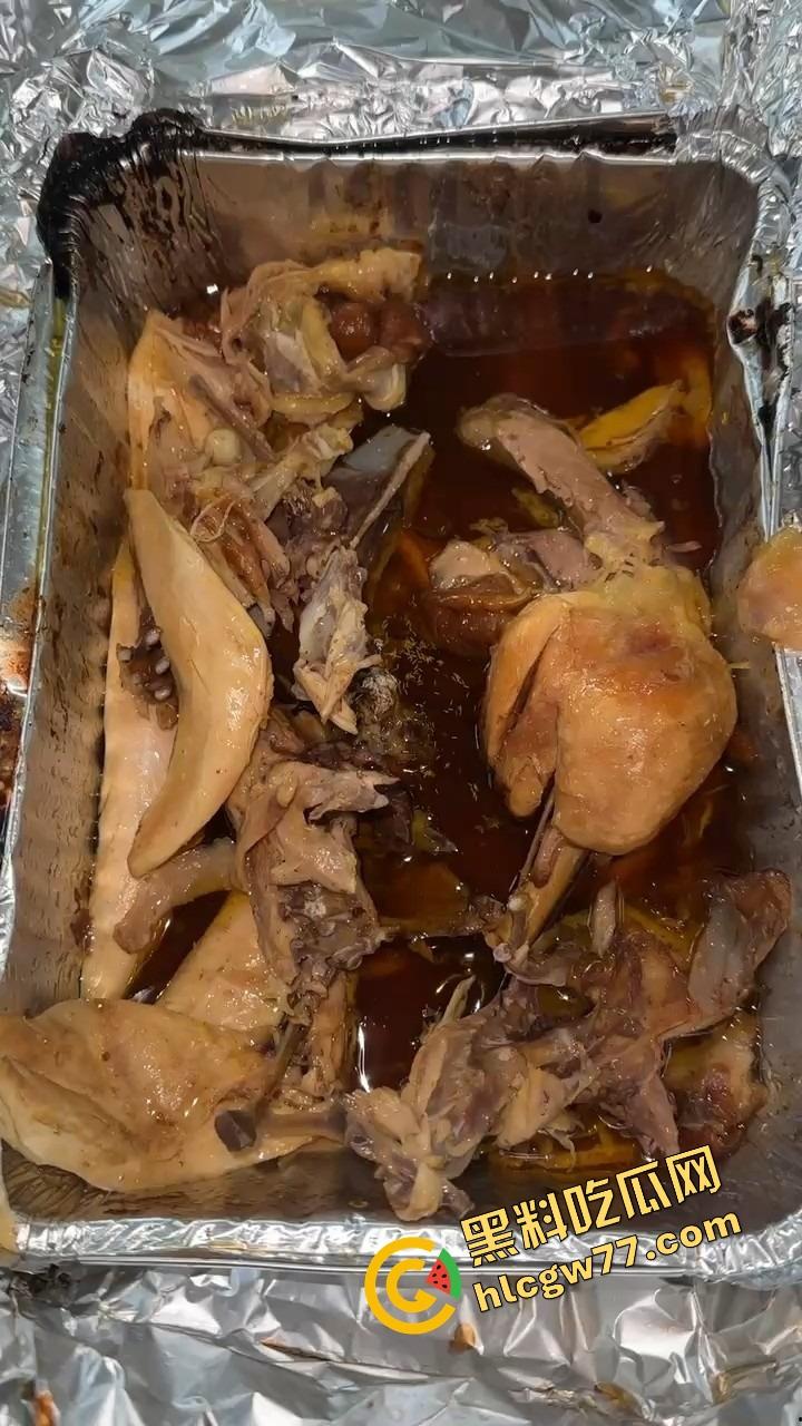 潮汕女子吃窑鸡吃出成群活虫,撕开鸡皮的一瞬间密密麻麻爬满整盒,鸡是窑的,人差点没当场吐窑!-7