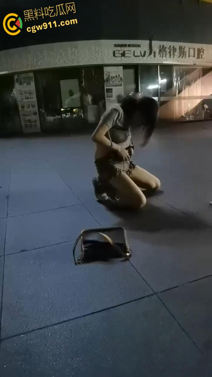 最佳损友一美女喝多了，竟旁若无人脱下牛仔短裙，直接随地大小便，这小翘臀也是又大又白！-3
