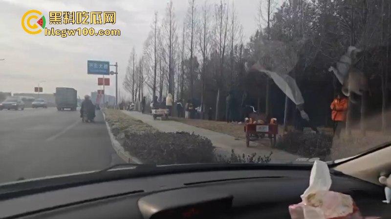 山东临沂精神小伙为抢女神交配权带兄弟持刀砍情敌 拉架小哥惨遭爆头当场脑袋开花 现场爆血视频流出!-2