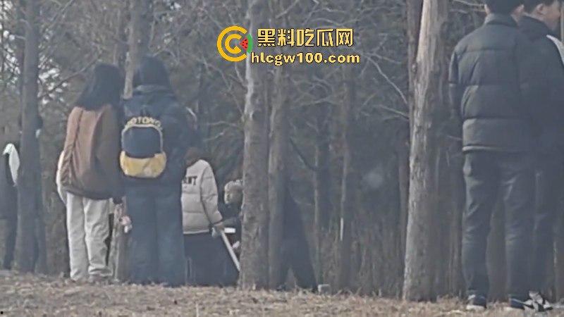 山东临沂精神小伙为抢女神交配权带兄弟持刀砍情敌 拉架小哥惨遭爆头当场脑袋开花 现场爆血视频流出!-3