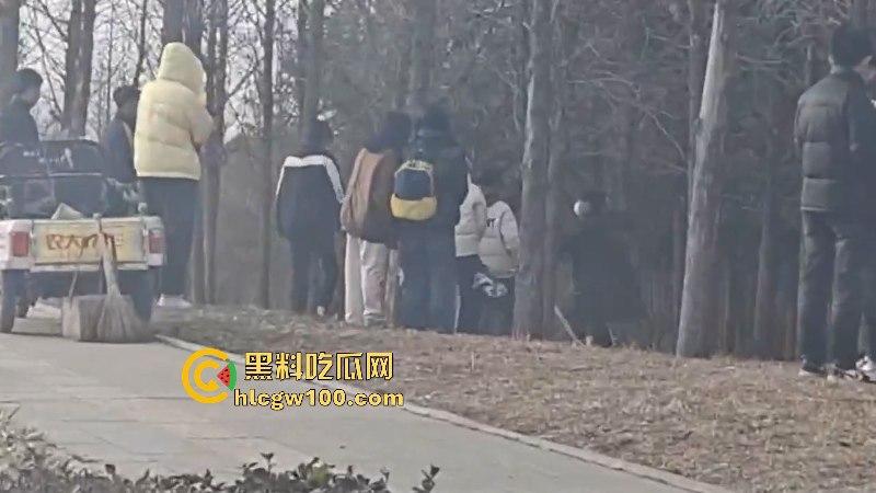 山东临沂精神小伙为抢女神交配权带兄弟持刀砍情敌 拉架小哥惨遭爆头当场脑袋开花 现场爆血视频流出!-7