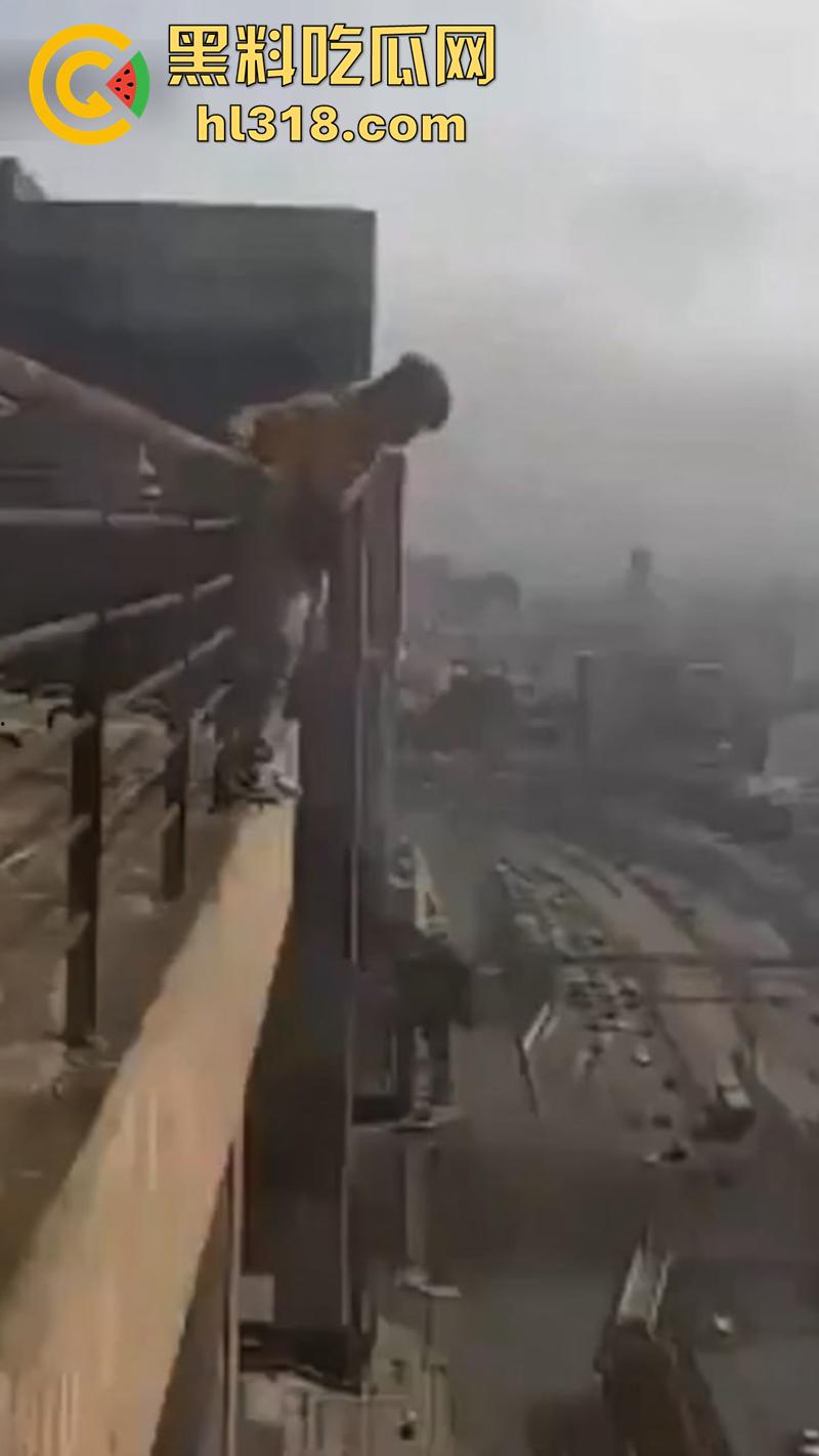 巴西男子跳楼现场,因所要医疗保险无果,直接跑到保险公司楼顶,几番犹豫后一跃而下!-3