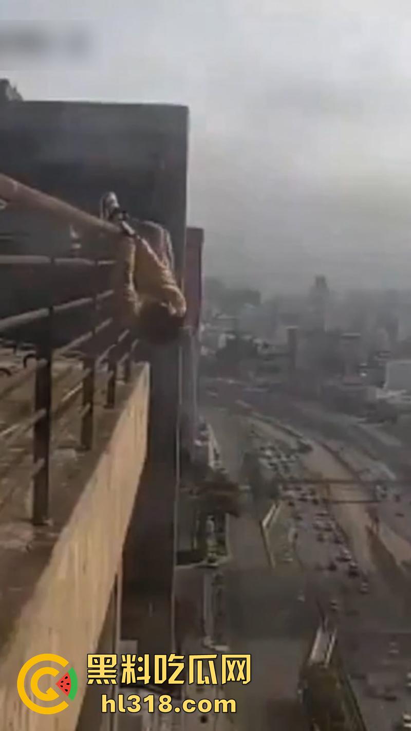 巴西男子跳楼现场,因所要医疗保险无果,直接跑到保险公司楼顶,几番犹豫后一跃而下!-4