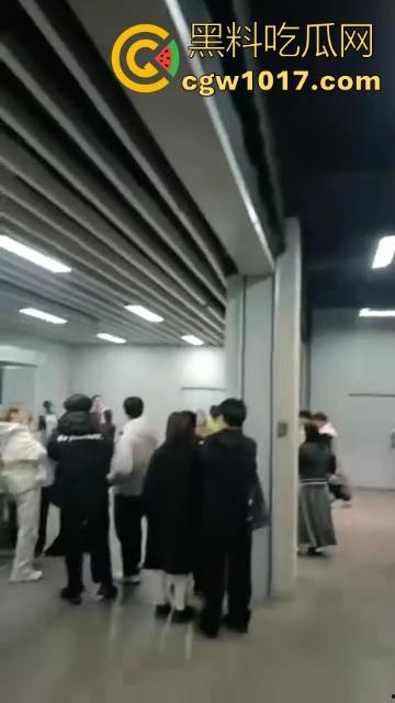 沈阳精神小妹约架群殴，两大帮派集结多人，相互开撕火拼，打得再狠点啊，把逼都扣爆她！-3