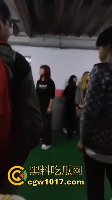 沈阳精神小妹约架群殴，两大帮派集结多人，相互开撕火拼，打得再狠点啊，把逼都扣爆她！-11