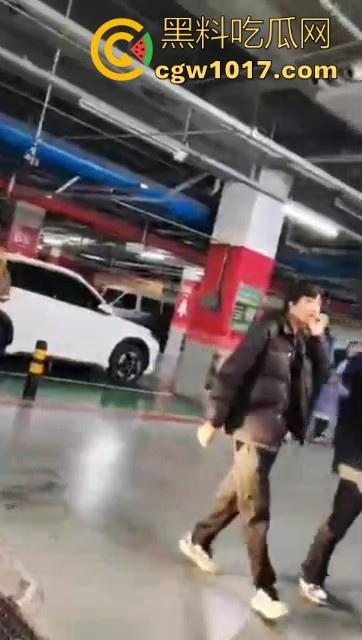 沈阳精神小妹约架群殴，两大帮派集结多人，相互开撕火拼，打得再狠点啊，把逼都扣爆她！-12