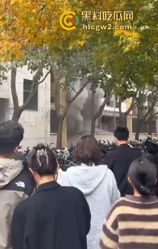 齐鲁大学宿舍楼突发大火！学生被困门口，刷脸闸门不让过，校方回应引热议！-7