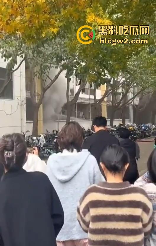 齐鲁大学宿舍楼突发大火！学生被困门口，刷脸闸门不让过，校方回应引热议！-8