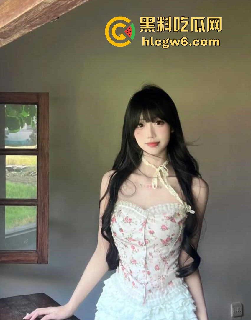 抖音高颜值网红23万粉丝的女神『 恋爱绝缘体』私密视频外流,可甜可萝秒变销魂尤物,高价定制曝光!-11