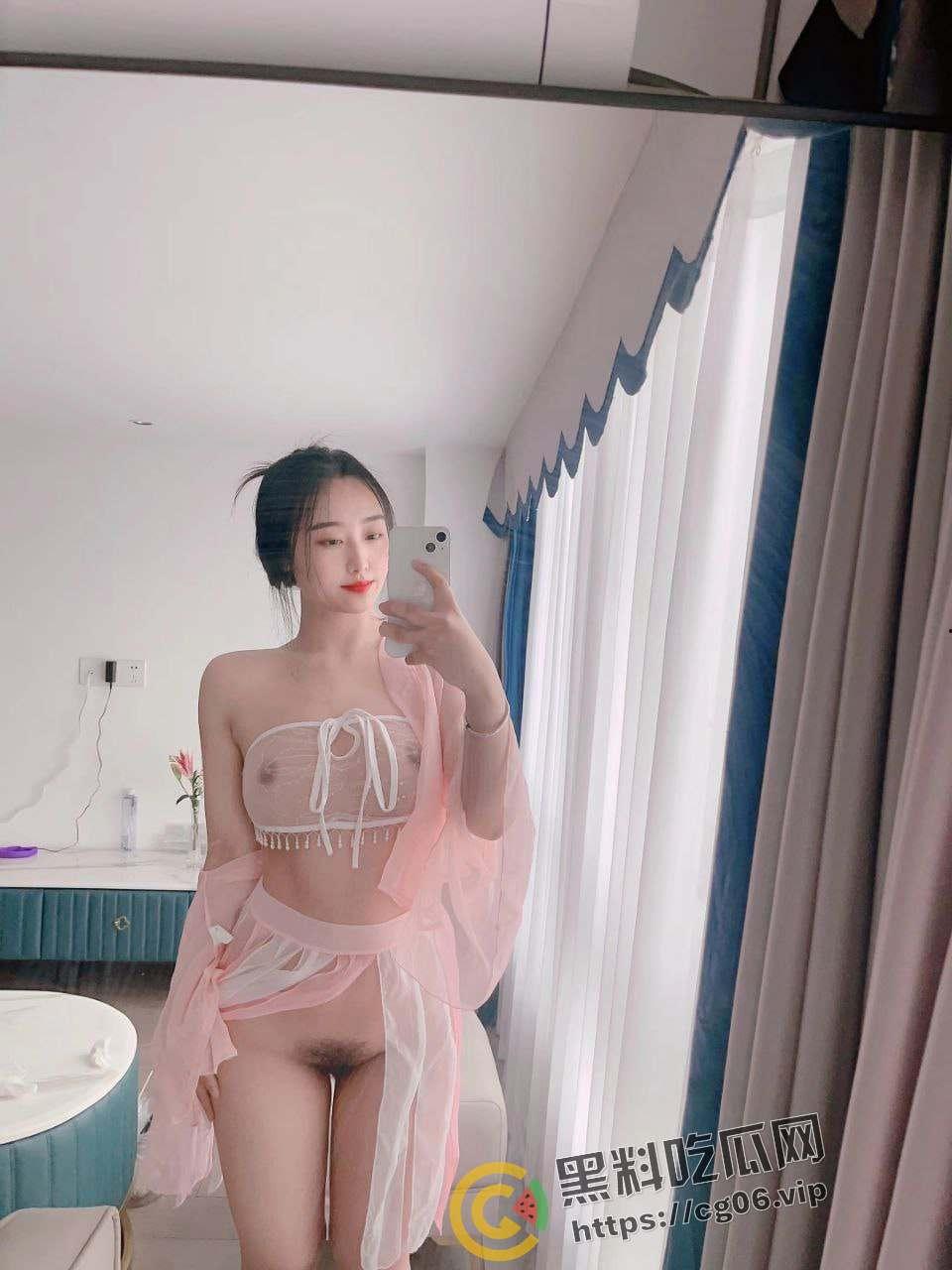 杭州幼师反差婊 白天教小孩 晚上口大人 老少皆宜 极品口活吞吐 媚眼如丝-2