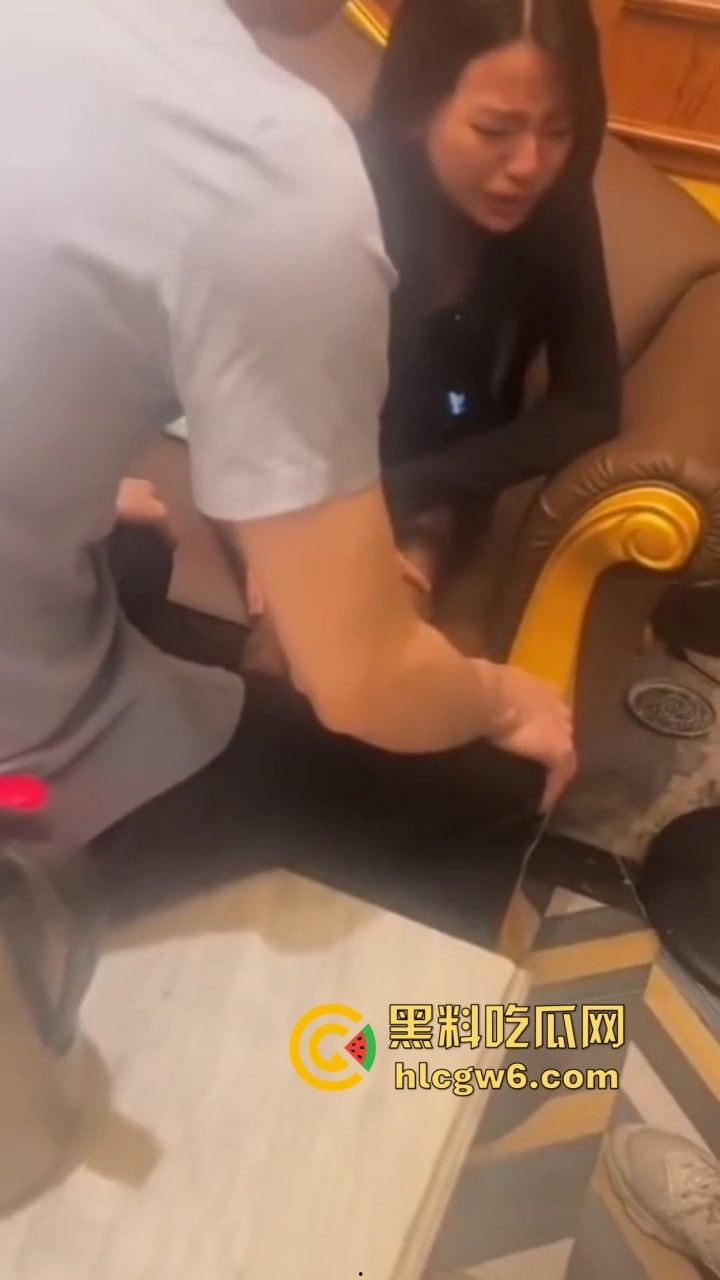 南京KTV小妹到处串台，被大哥抓个正着，不给钱还想白嫖，酒白喝了，小妹差点当场哭晕！-2