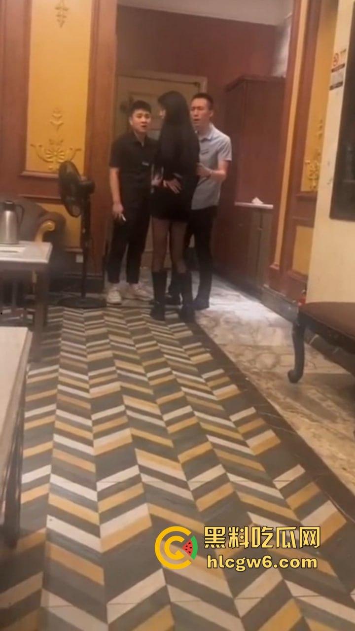 南京KTV小妹到处串台，被大哥抓个正着，不给钱还想白嫖，酒白喝了，小妹差点当场哭晕！-6