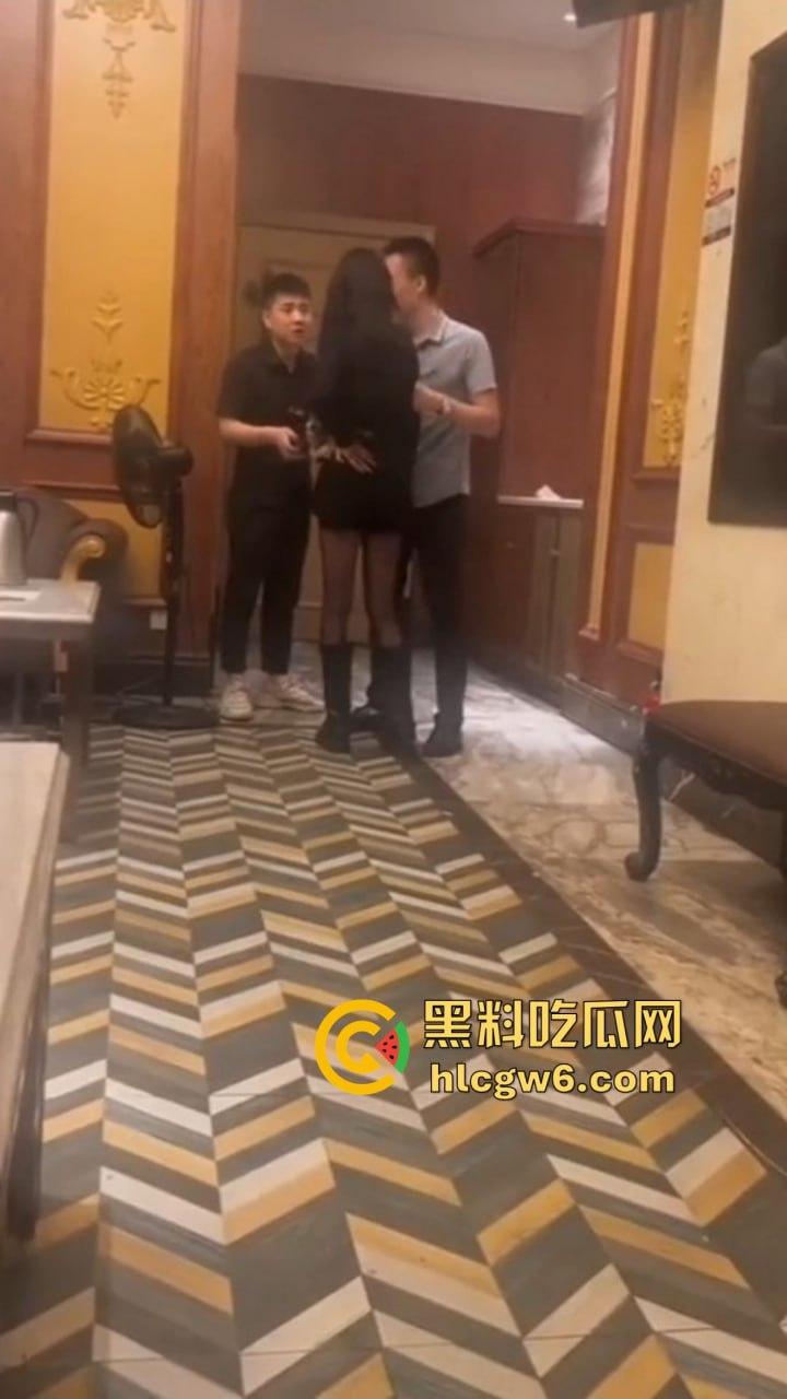 南京KTV小妹到处串台，被大哥抓个正着，不给钱还想白嫖，酒白喝了，小妹差点当场哭晕！-8