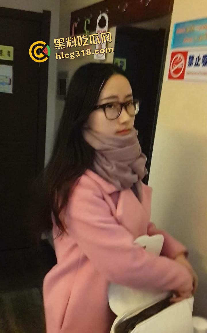 反差婊背男友偷情三星酒店大翻车！口交狂舔肉棒调教全录，对话骚爆绿帽男友崩溃！-1