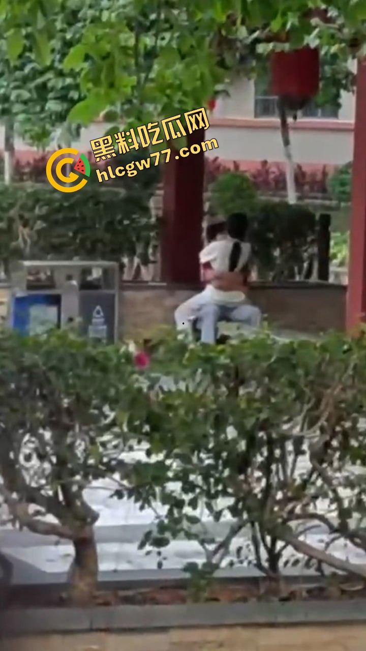 广东食品药品职院情侣操场野战，女友逼痒坐男友腿蹭逼蹭到湿，小哥握腰狂挺差点就插进去！-12