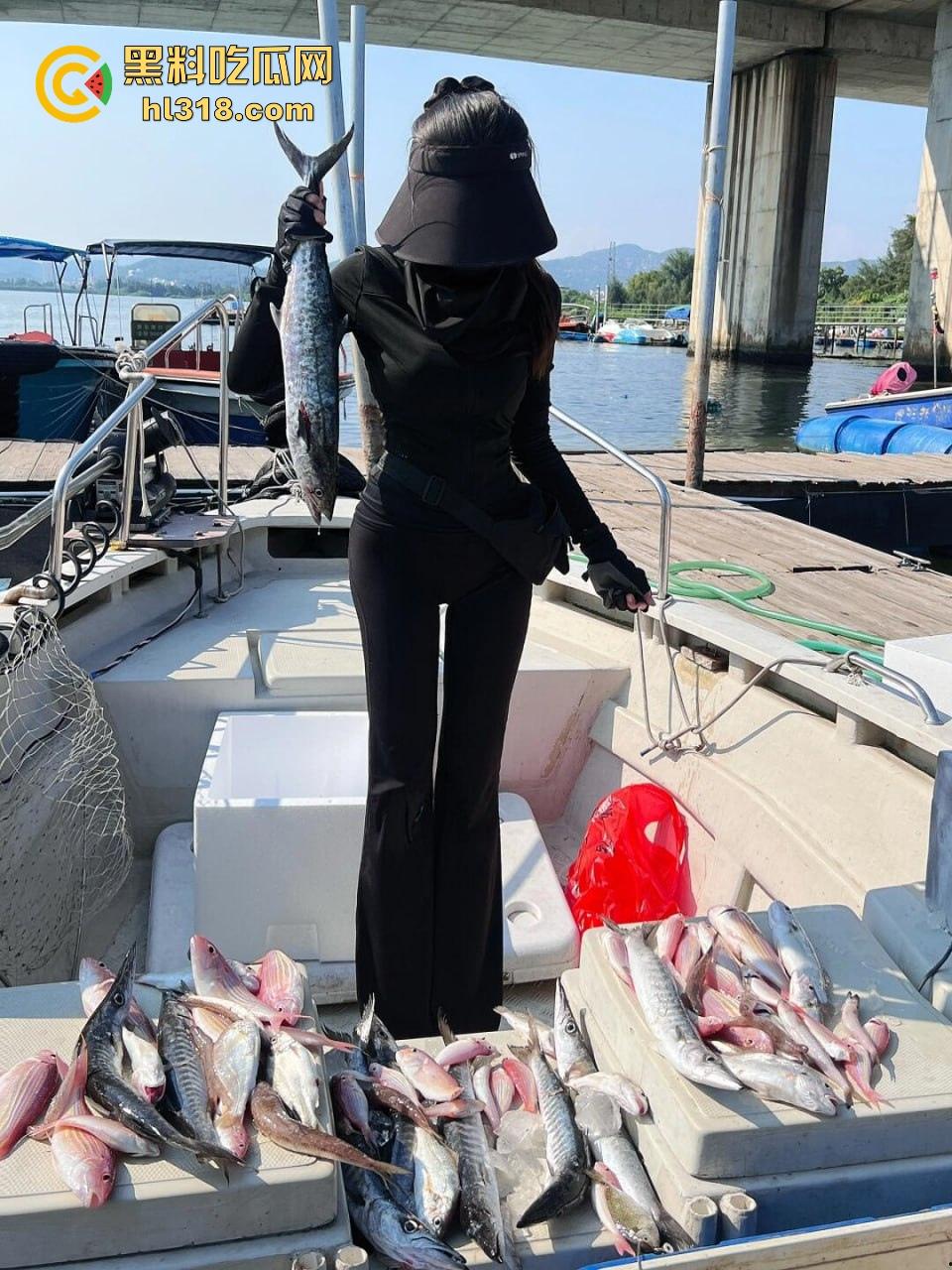 不好意思用力太猛!把刚认识的钓鱼媛都操哭了,极品性感名媛被当地肉便器猛操,上午钓的鱼晚上吊的她!-4