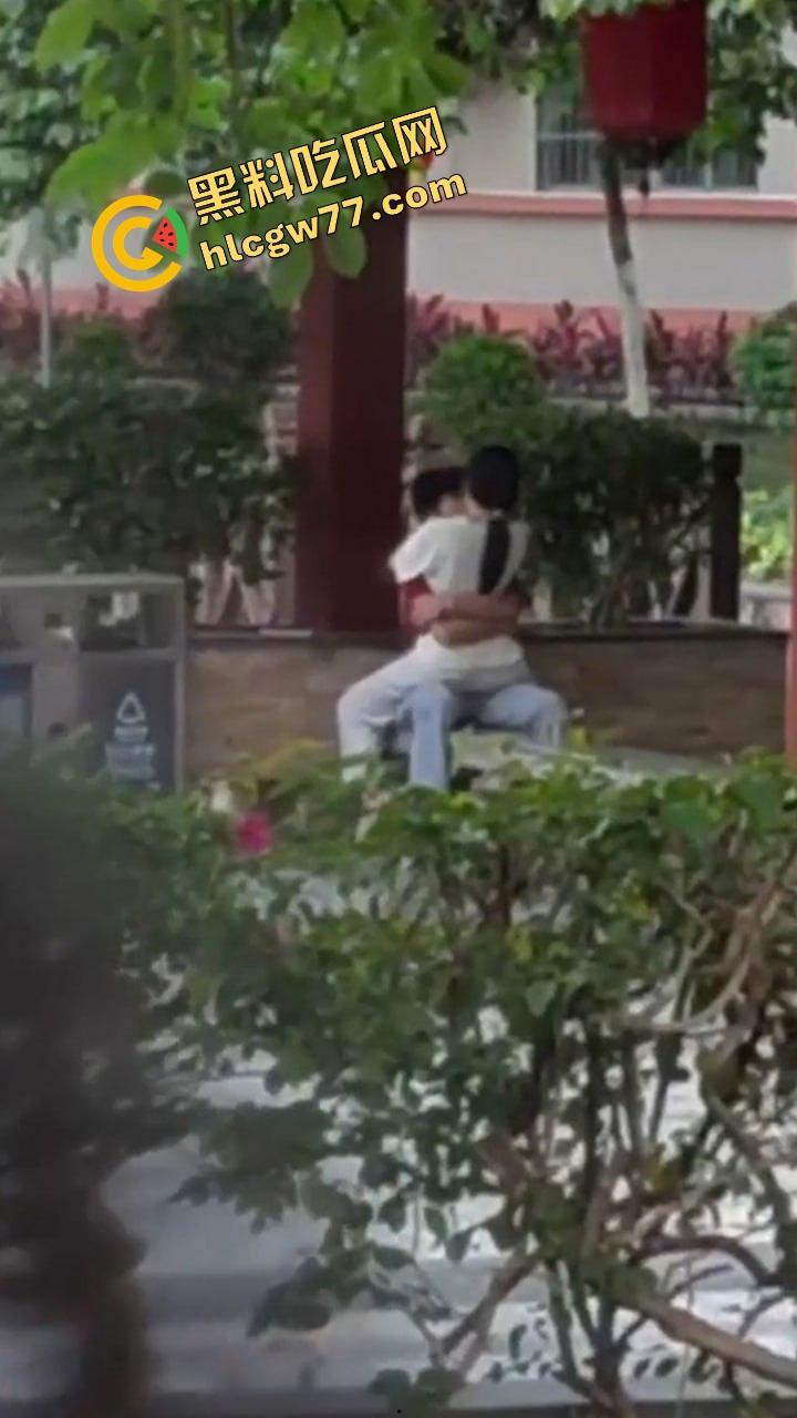 广东食品药品职院情侣操场野战，女友逼痒坐男友腿蹭逼蹭到湿，小哥握腰狂挺差点就插进去！-15