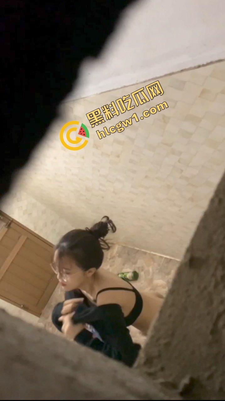 西安科大高颜值眼镜女神『欧阳静怡』嫩体巨乳学生妹 猥琐男冒死偷拍洗澡全过程 独家曝光流出！-4