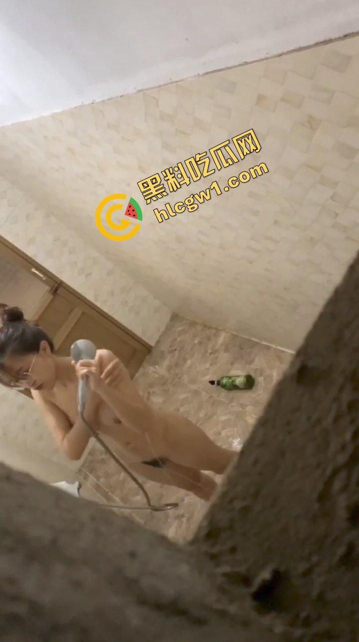 西安科大高颜值眼镜女神『欧阳静怡』嫩体巨乳学生妹 猥琐男冒死偷拍洗澡全过程 独家曝光流出！-6