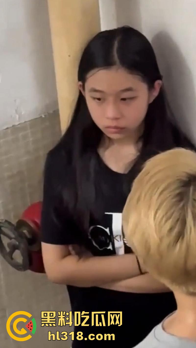 广西清纯小美女遭霸凌,被几个精神小妹,携带黄毛围堵走廊,各种语言嘲讽和扇嘴巴,还录视频炫耀!-1