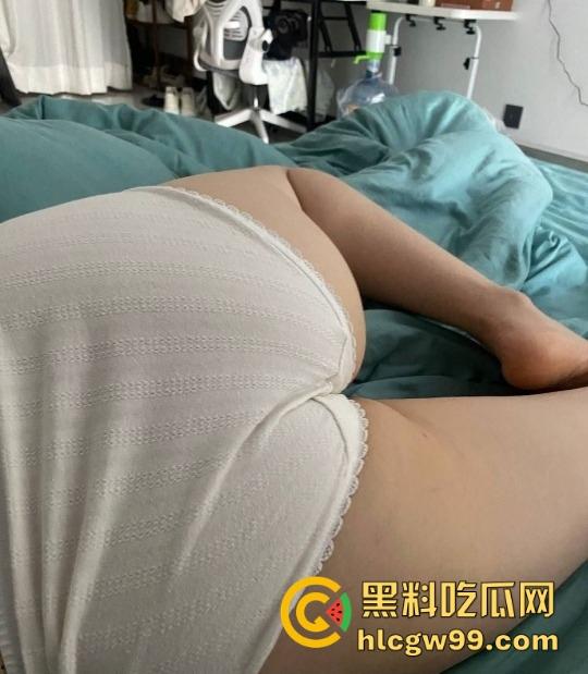 为人师表是假全裸是常态，骚老师女友勾引到停不下来，一天两炮伺候不够，学生们的打飞机素材都实现了！-4