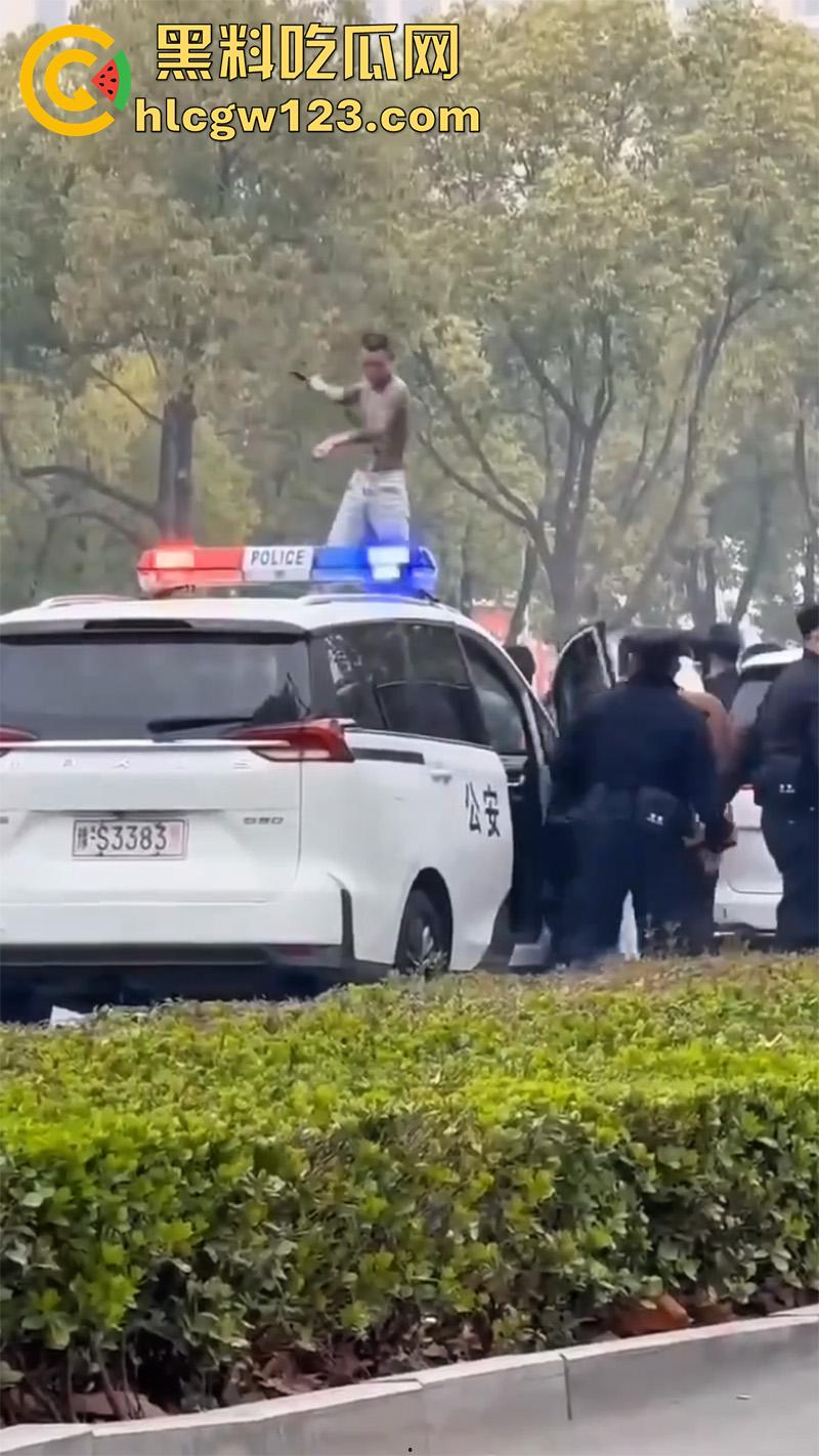 河南信阳纹身小伙，吸毒后当街疯狂砸车警车也不放过，叔叔都是见过大场面的完全不慌！-4