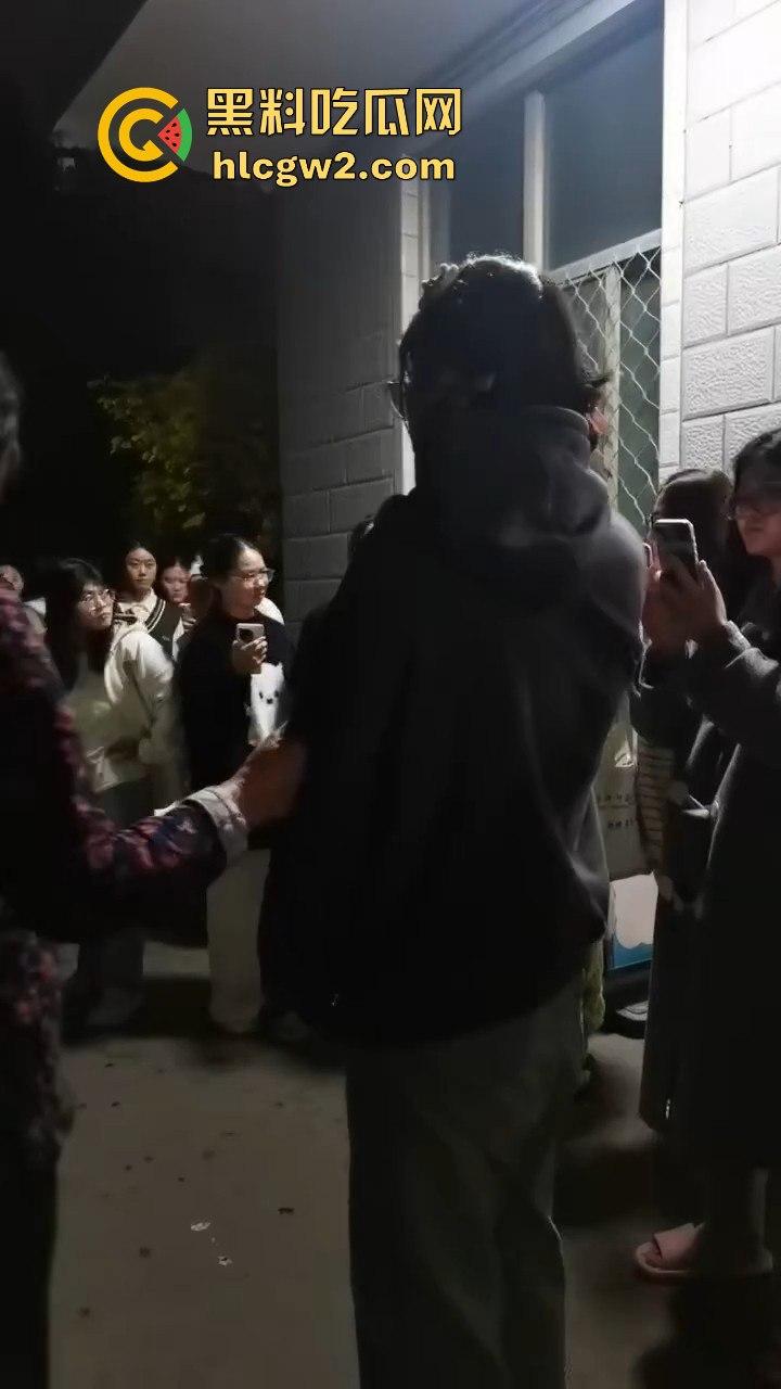 男扮女装闯进学校浴室!一群妹子围观等保安来抓,崩溃妹子以为他是特殊癖好,结果直接拍了她一张!-1