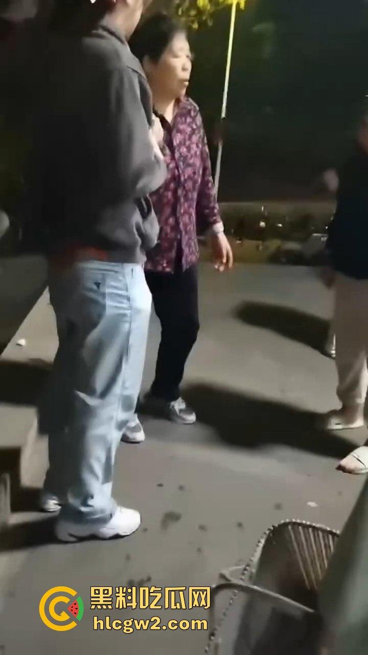 男扮女装闯进学校浴室!一群妹子围观等保安来抓,崩溃妹子以为他是特殊癖好,结果直接拍了她一张!-5