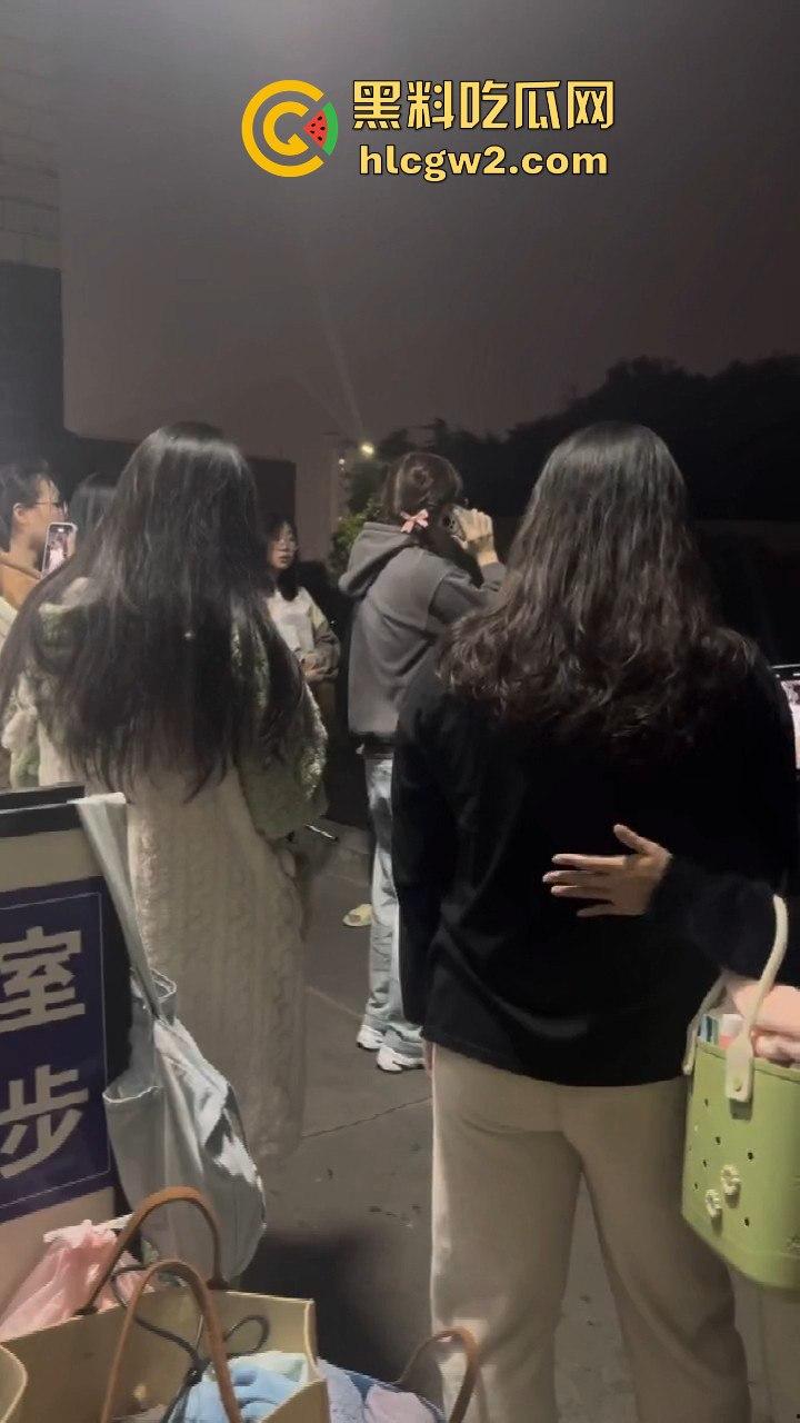 男扮女装闯进学校浴室!一群妹子围观等保安来抓,崩溃妹子以为他是特殊癖好,结果直接拍了她一张!-6