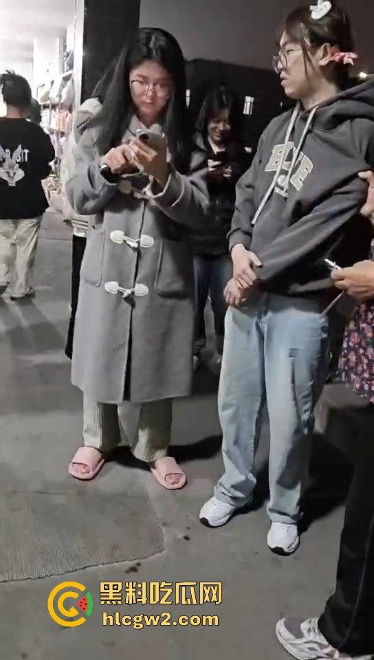 男扮女装闯进学校浴室!一群妹子围观等保安来抓,崩溃妹子以为他是特殊癖好,结果直接拍了她一张!-7