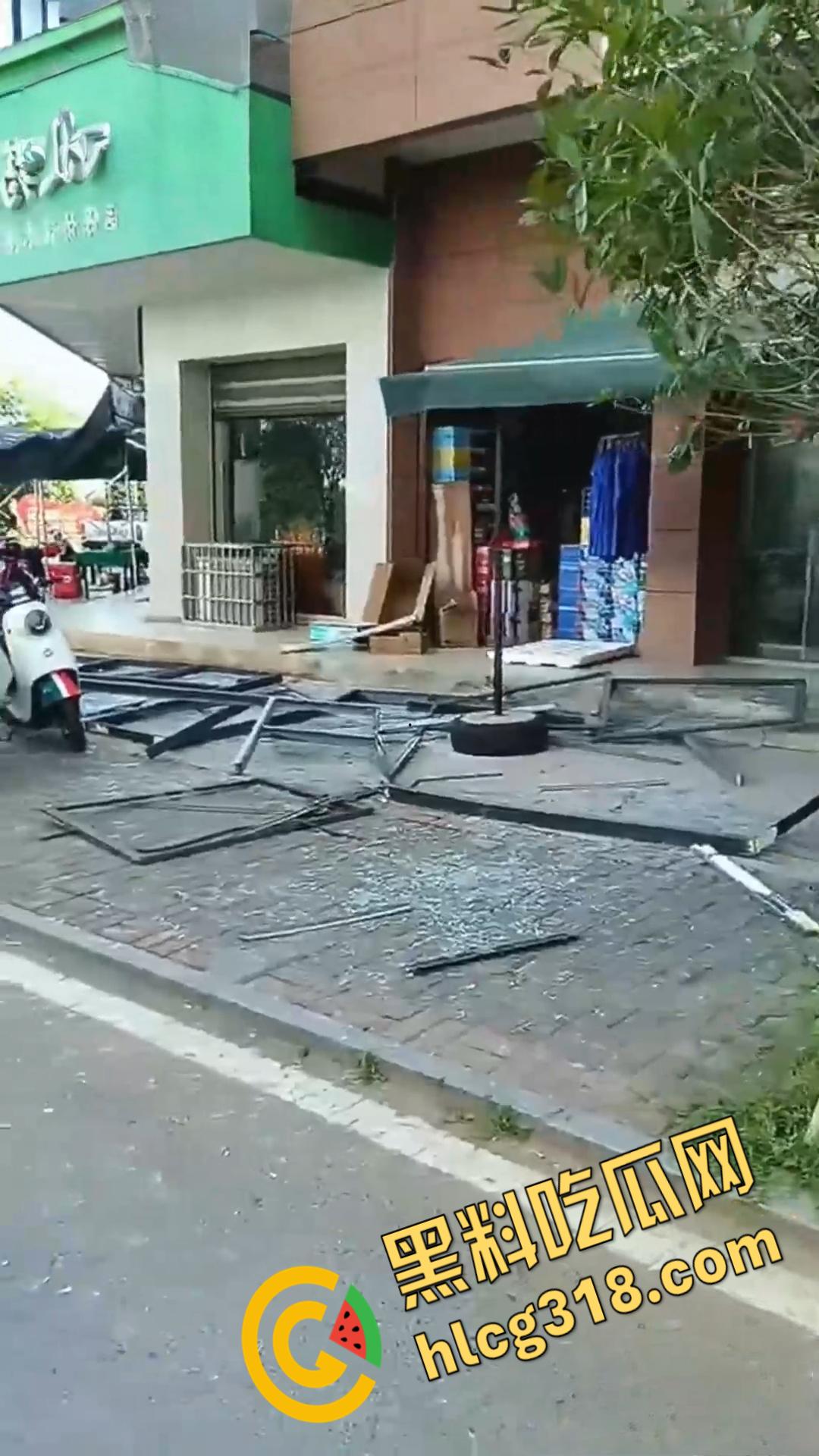 湖南常德临澧花炮厂发生爆炸，现场火光冲天蘑菇云升起，该厂曾因消防问题被罚，这回厂家可要破产咯 ！-4