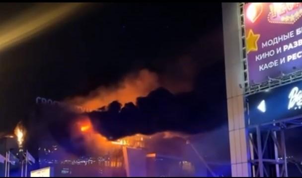 俄罗斯莫斯科附近克洛库斯市政厅枪击事件 特种部队突袭大楼大战恐怖分子  死亡上百人 遍地尸体 现场直达-6