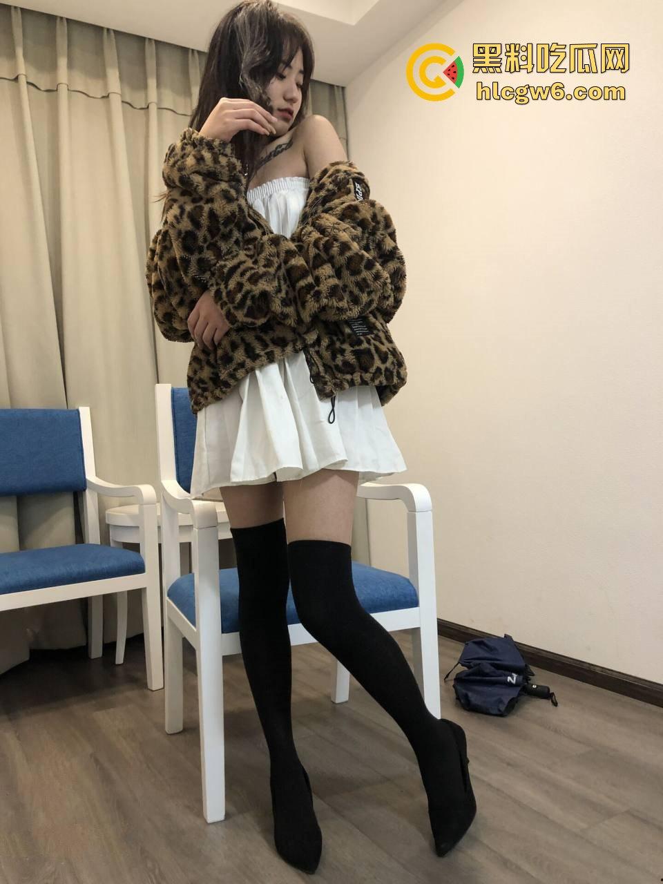 牛奶灌逼电击玩法炸裂上线,JK制服骚妹被逼里灌满牛奶吊起来玩电,奶水顺着腿狂流,全程骚叫浪到突破天际!-4