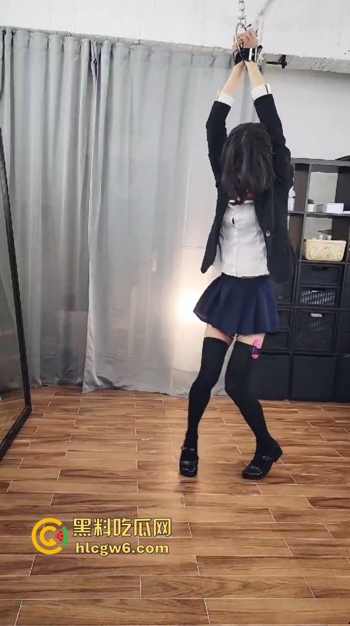 牛奶灌逼电击玩法炸裂上线,JK制服骚妹被逼里灌满牛奶吊起来玩电,奶水顺着腿狂流,全程骚叫浪到突破天际!-5