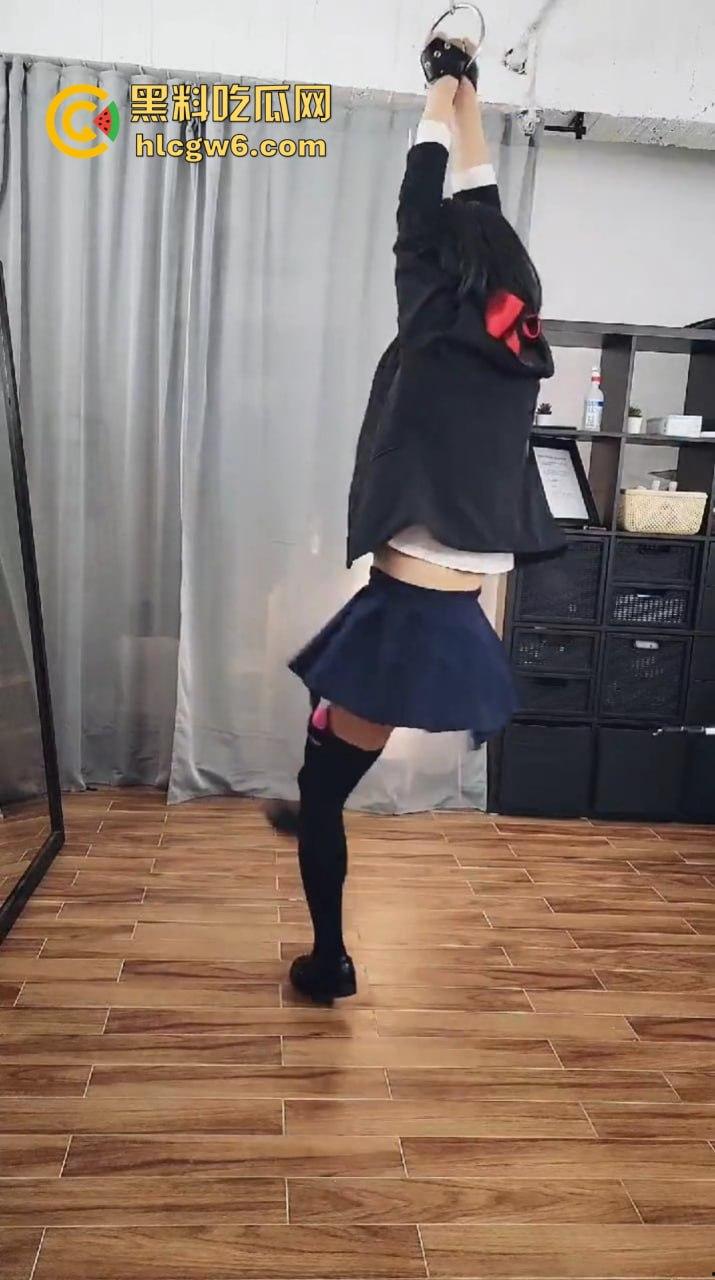 牛奶灌逼电击玩法炸裂上线,JK制服骚妹被逼里灌满牛奶吊起来玩电,奶水顺着腿狂流,全程骚叫浪到突破天际!-8