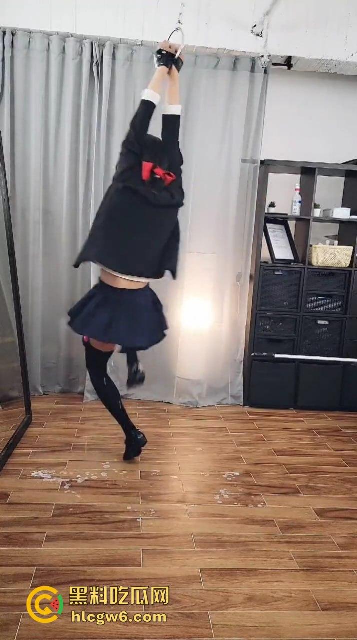 牛奶灌逼电击玩法炸裂上线,JK制服骚妹被逼里灌满牛奶吊起来玩电,奶水顺着腿狂流,全程骚叫浪到突破天际!-9